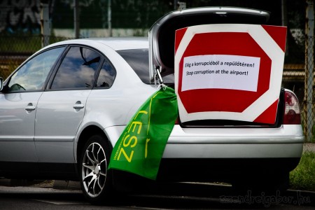 Ferihegy 1-es terminál bezárása demonstráció - Szendrei Gábor Ferihegy 1-es terminál bezárása demonstráció - Szendrei Gábor
