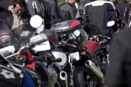 Motoros megemlékezés a lengyelországi balesetben elhunyt áldozatokra.