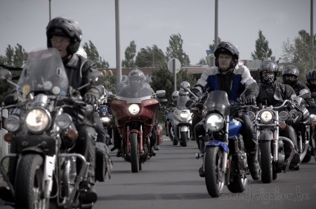 Motoros megemlékezés a lengyelországi balesetben elhunyt áldozatokra.