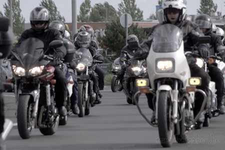 Motoros megemlékezés a lengyelországi balesetben elhunyt áldozatokra.