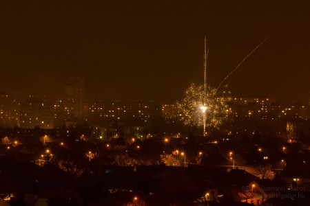 Szilveszteri tűzijáték Bp XV Pestújhely Rákospalota Újpalota - Fotó: Szendrei Gábor Szilveszteri tűzijáték Bp XV Pestújhely Rákospalota Újpalota - Fotó: Szendrei Gábor