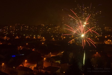 Szilveszteri tűzijáték Bp XV Pestújhely Rákospalota Újpalota - Fotó: Szendrei Gábor Szilveszteri tűzijáték Bp XV Pestújhely Rákospalota Újpalota - Fotó: Szendrei Gábor