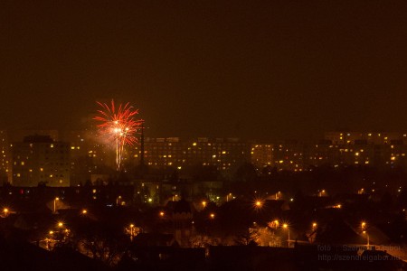 Szilveszteri tűzijáték Bp XV Pestújhely Rákospalota Újpalota - Fotó: Szendrei Gábor Szilveszteri tűzijáték Bp XV Pestújhely Rákospalota Újpalota - Fotó: Szendrei Gábor