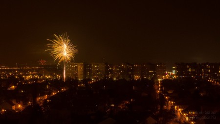 Szilveszteri tűzijáték Bp XV Pestújhely Rákospalota Újpalota - Fotó: Szendrei Gábor Szilveszteri tűzijáték Bp XV Pestújhely Rákospalota Újpalota - Fotó: Szendrei Gábor