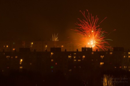 Szilveszteri tűzijáték Bp XV Pestújhely Rákospalota Újpalota - Fotó: Szendrei Gábor Szilveszteri tűzijáték Bp XV Pestújhely Rákospalota Újpalota - Fotó: Szendrei Gábor