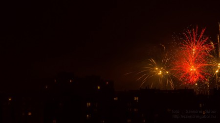 Szilveszteri tűzijáték Bp XV Pestújhely Rákospalota Újpalota - Fotó: Szendrei Gábor Szilveszteri tűzijáték Bp XV Pestújhely Rákospalota Újpalota - Fotó: Szendrei Gábor