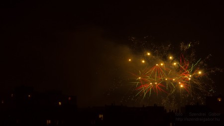 Szilveszteri tűzijáték Bp XV Pestújhely Rákospalota Újpalota - Fotó: Szendrei Gábor Szilveszteri tűzijáték Bp XV Pestújhely Rákospalota Újpalota - Fotó: Szendrei Gábor