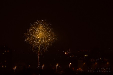 Szilveszteri tűzijáték Bp XV Pestújhely Rákospalota Újpalota - Fotó: Szendrei Gábor Szilveszteri tűzijáték Bp XV Pestújhely Rákospalota Újpalota - Fotó: Szendrei Gábor