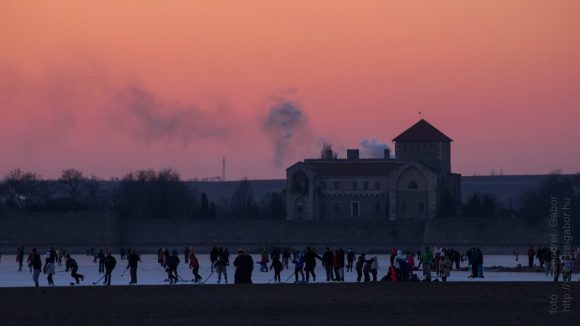 Befagyott az Öreg-tó Tatán korcsolyázás naplemente - fotó: Szendrei Gábor Befagyott az Öreg-tó Tatán korcsolyázás naplemente - fotó: Szendrei Gábor