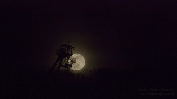 Tatabányai Kilátó és Telihold - a Szuperhold, vérhold, és teljes holdfogyatkozás napján - fotó: Szendrei Gábor